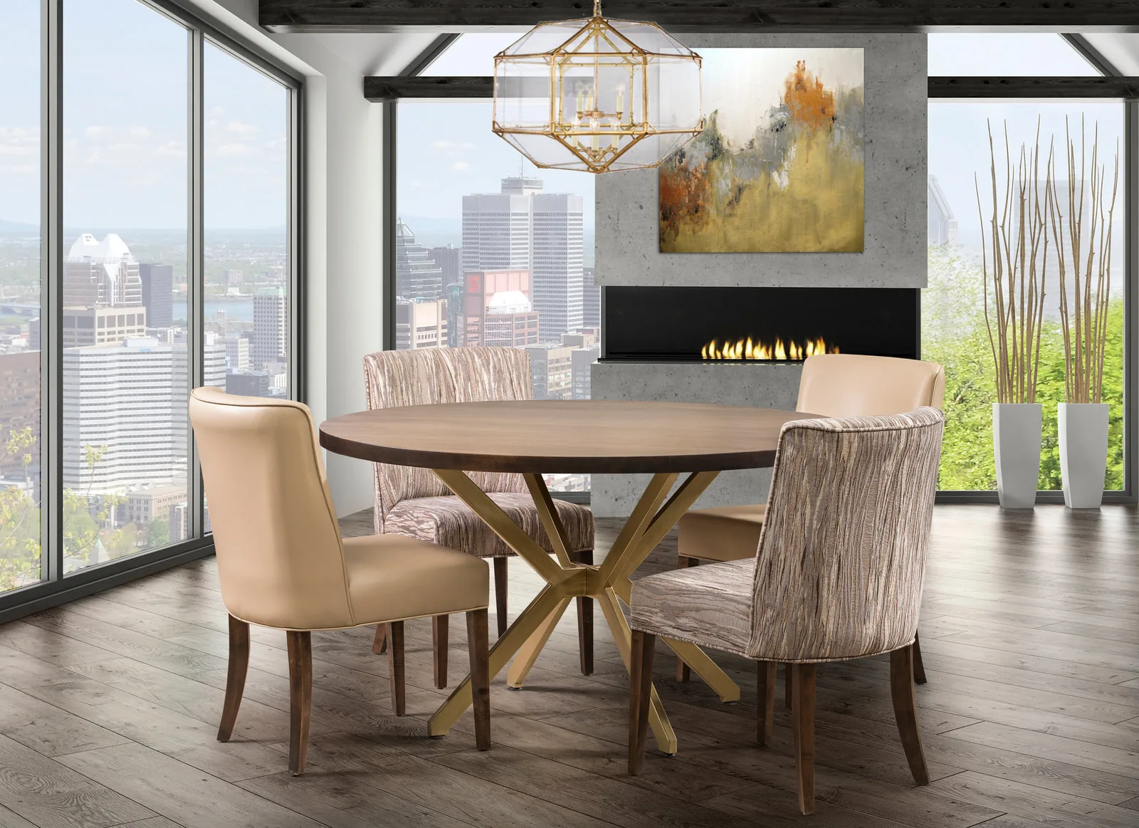 Table ronde en bois avec chaises rembourrées devant de grandes fenêtres