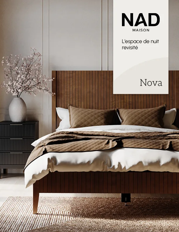 Chambre à coucher avec lit en bois à tête de lit cannelée