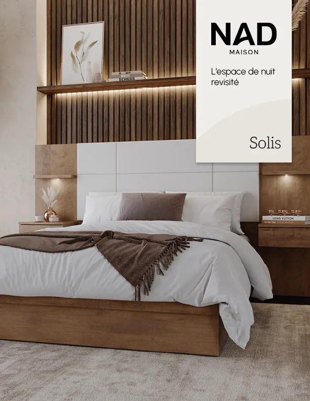 Chambre à coucher avec tête de lit en bois et éclairage intégré